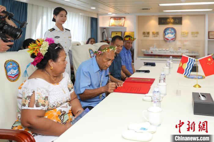 基里巴斯總統(tǒng)塔內?！ゑR茂為“和平方舟”醫(yī)院船留言?！⌒煳?攝