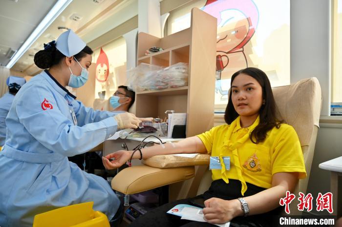 圖為獻(xiàn)血活動現(xiàn)場?！∮峋?攝