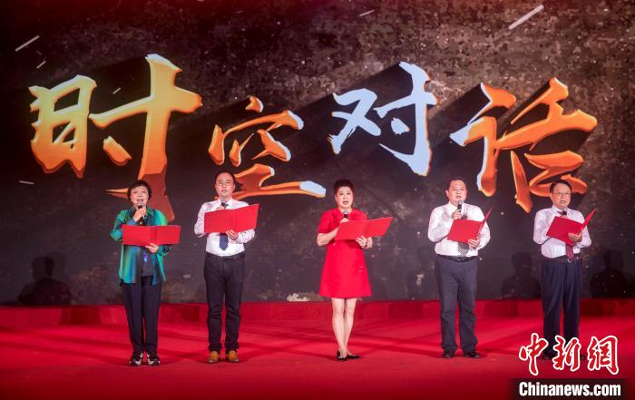 陳曉帆與顏福慶之孫顏志淵、陶行知曾孫陶侃、榮毅仁侄女榮智豐深情朗誦《與統(tǒng)戰(zhàn)先輩的時(shí)空對(duì)話》?！堦?攝