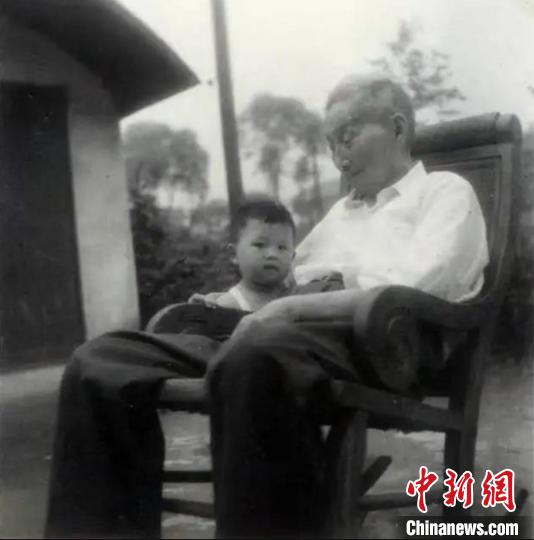 陳望道與幼年的陳曉帆?！￡悤苑﹫D