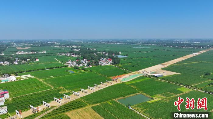 航拍合(肥)周(口)高速潁臨段8標(biāo)架梁施工現(xiàn)場?！⒂癫?攝