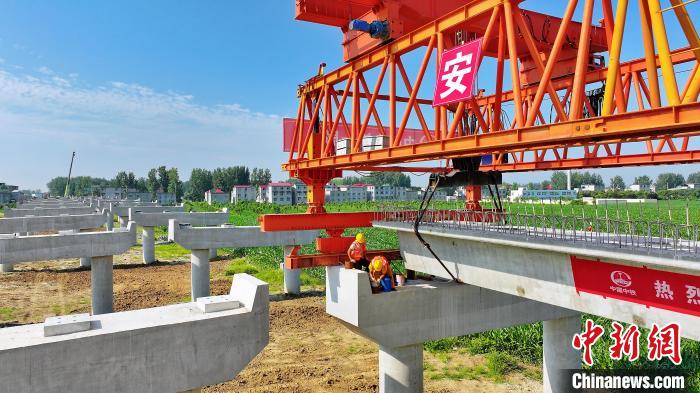 長25米重80噸的箱梁平穩(wěn)、精準(zhǔn)地落在S314分離式立交橋25號和26號墩上?！⒂癫?攝