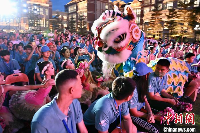 舞獅表演與現場觀眾互動?！⊥鯑|明 攝