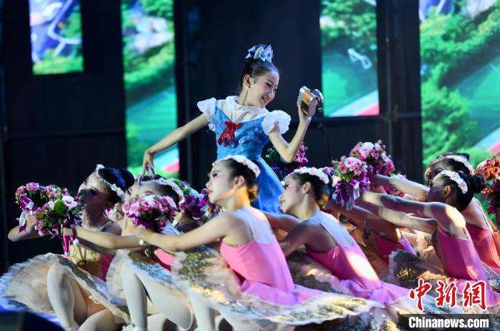 芭蕾表演《鮮花送給好朋友》?！⊥鯑|明 攝