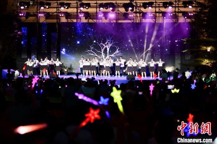 合唱表演《夜空中最亮的星》?！⊥鯑|明 攝