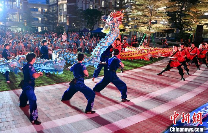 兩岸青少年同臺呈現龍獅表演?！⊥鯑|明 攝