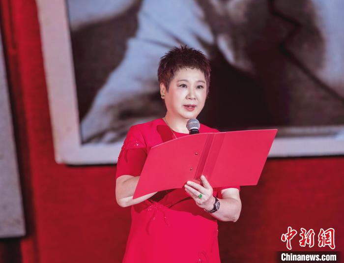 7月16日，榮智豐在2023年上海統(tǒng)戰(zhàn)文化周開幕活動中朗誦《與統(tǒng)戰(zhàn)先輩的時空對話》?！堦?攝