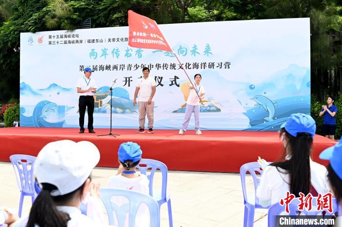 研習(xí)營授旗儀式?！埥鸫?攝