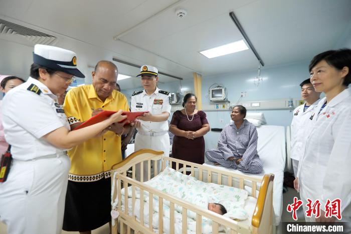 基里巴斯總統(tǒng)馬茂為新生兒取名，并在出生證明上親筆填寫(xiě)寶寶名字。　黎宇 攝