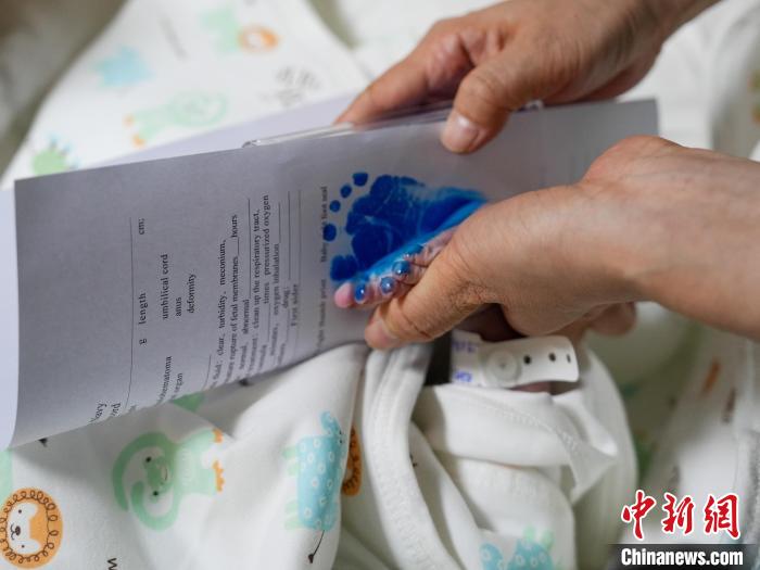 醫(yī)護(hù)人員為新生兒留下腳印?！?攝