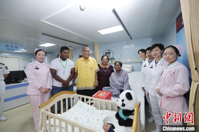 基里巴斯總統(tǒng)馬茂與海上醫(yī)院醫(yī)護(hù)人員、新生兒家人合影?！±栌?攝