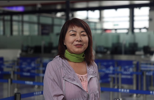 7月22日，曾經在老撾瑯勃拉邦工作過3年的加拿大華僑孫月玲乘坐中老鐵路國際旅客列車從中國出境。衛(wèi)海林 攝