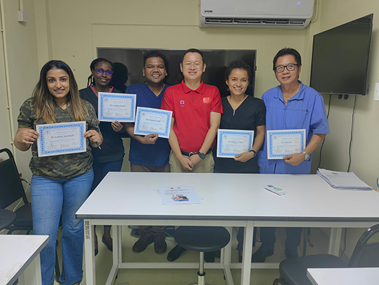 醫(yī)療隊成員與部分學(xué)員合影。第18期援圭亞那醫(yī)療隊供圖