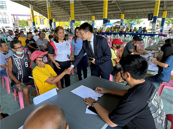 中方與菲方一道將中國(guó)援菲化肥分發(fā)至菲農(nóng)戶手中。中國(guó)駐菲律賓大使館供圖