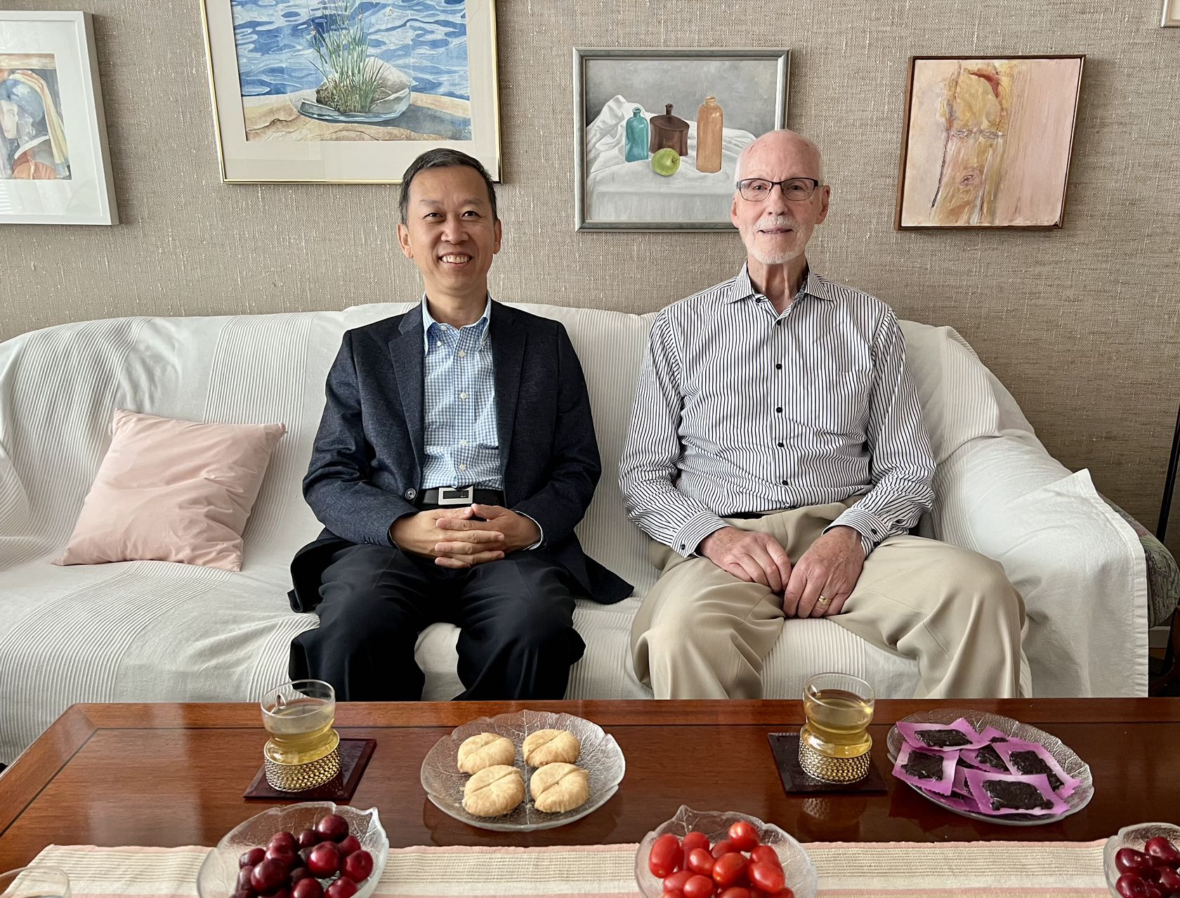 駐瑞典大使崔愛(ài)民看望瑞典科學(xué)家。中國(guó)駐瑞典大使館供圖