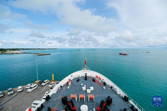 7月22日，中國海軍“和平方舟”號醫(yī)院船駛離基里巴斯首都塔拉瓦。當?shù)貢r間22日上午10時，執(zhí)行“和諧使命-2023”任務的中國海軍“和平方舟”號醫(yī)院船圓滿結束對基里巴斯的首次訪問，駛離基里巴斯首都塔拉瓦，前往本次任務的第二站湯加努庫阿洛法港。新華社發(fā)（黎宇 攝）