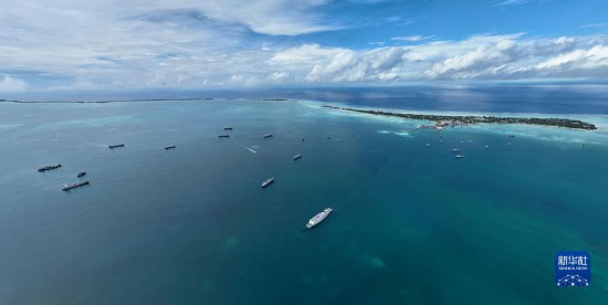 7月22日，中國海軍“和平方舟”號醫(yī)院船結束基里巴斯訪問，駛離塔拉瓦港。新華社發(fā)（桂江波 攝）