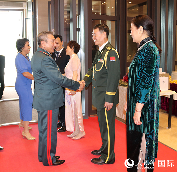 國防武官胡德君大校迎接賓客。人民網(wǎng)記者李強攝