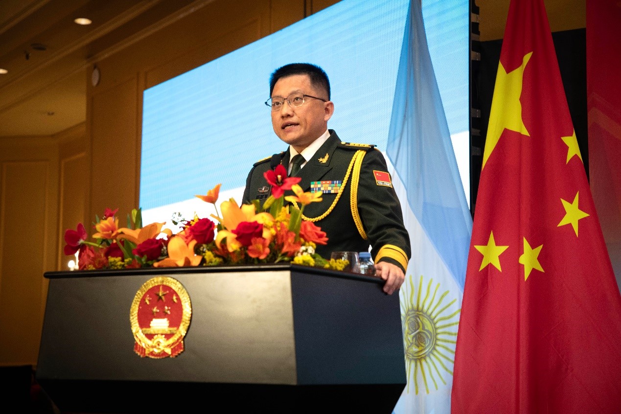 中國駐阿根廷大使館武官劉淼大校致辭。中國駐阿根廷大使館供圖