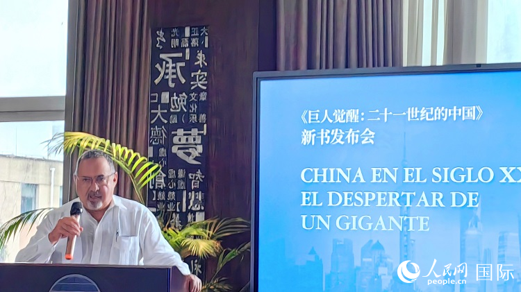 羅德里格斯博士現(xiàn)場(chǎng)介紹著作。吳志華攝