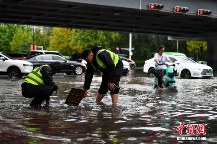 7月30日，河北省持續(xù)發(fā)布暴雨紅色預(yù)警信號(hào)。受今年第5號(hào)臺(tái)風(fēng)“杜蘇芮”殘余環(huán)流影響，7月28日以來(lái)，地處華北地區(qū)的河北省大部出現(xiàn)降雨。30日17時(shí)，該省氣象臺(tái)發(fā)布當(dāng)日第三次暴雨紅色預(yù)警信號(hào)。石家莊市城區(qū)不少區(qū)域積水嚴(yán)重，城管、環(huán)衛(wèi)、園林、市政等部門(mén)緊急出動(dòng)，聯(lián)合疏堵保暢，筑牢防汛安全屏障。圖為石家莊裕華區(qū)城管局防汛隊(duì)員對(duì)沿街收水井進(jìn)行雜物清理，以保證排水暢通。翟羽佳 攝