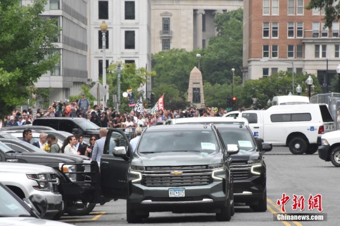 圖為特朗普出庭期間，其車隊(duì)和工作人員在聯(lián)邦法院外等待。<a target='_blank' href='/'><p  align=