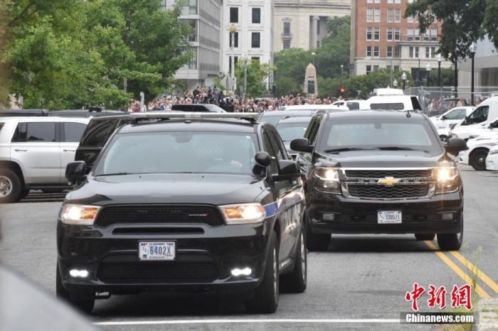 圖為結(jié)束出庭后，特朗普車隊(duì)駛離聯(lián)邦法院。<a target='_blank' href='/'><p  align=