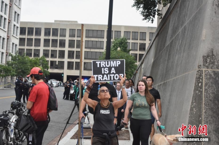 圖為聯(lián)邦法院附近的特朗普反對(duì)者。<a target='_blank' href='/'><p  align=