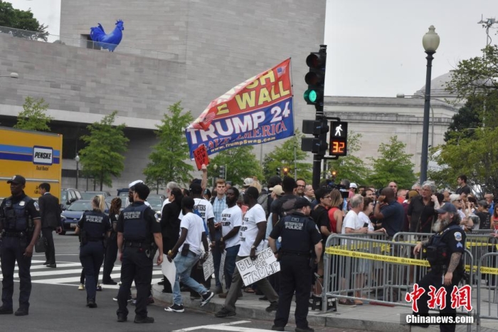 圖為眾多特朗普支持者和反對(duì)者聚集在聯(lián)邦法院周圍。<a target='_blank' href='/'><p  align=