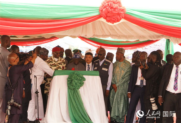 尼日利亞提努布為項目揭牌。人民網(wǎng)記者 姜宣攝