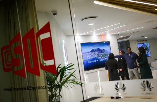 　　2017年7月17日，人們?cè)谖挥谀戏羌s翰內(nèi)斯堡的華為南非信息通信技術(shù)創(chuàng)新體驗(yàn)中心參觀。新華社記者 翟健嵐 攝