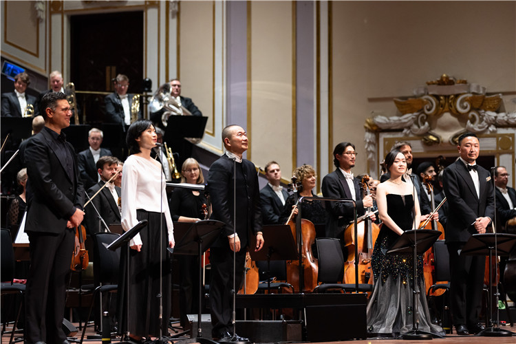 圖片說(shuō)明： 8月5日，2023愛(ài)丁堡國(guó)際藝術(shù)節(jié)開(kāi)幕式音樂(lè)會(huì)《慈悲頌》的演出現(xiàn)場(chǎng)。照片由藝術(shù)節(jié)組委會(huì)提供