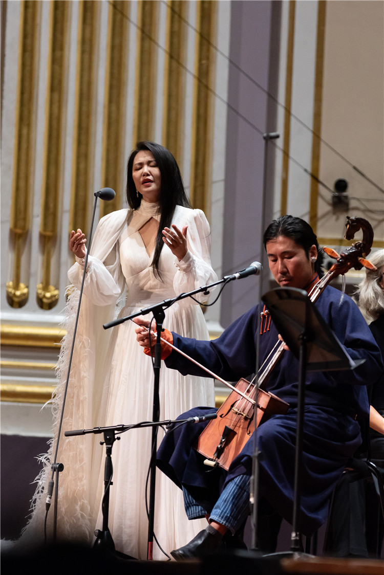 圖片說(shuō)明： 8月5日，2023愛(ài)丁堡國(guó)際藝術(shù)節(jié)開(kāi)幕式音樂(lè)會(huì)《慈悲頌》的演出現(xiàn)場(chǎng)。藝術(shù)節(jié)組委會(huì)供圖