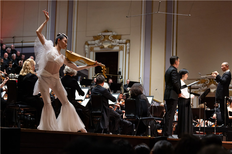 圖8月5日，2023愛(ài)丁堡國(guó)際藝術(shù)節(jié)開(kāi)幕式音樂(lè)會(huì)《慈悲頌》的演出現(xiàn)場(chǎng)。藝術(shù)節(jié)組委會(huì)供圖