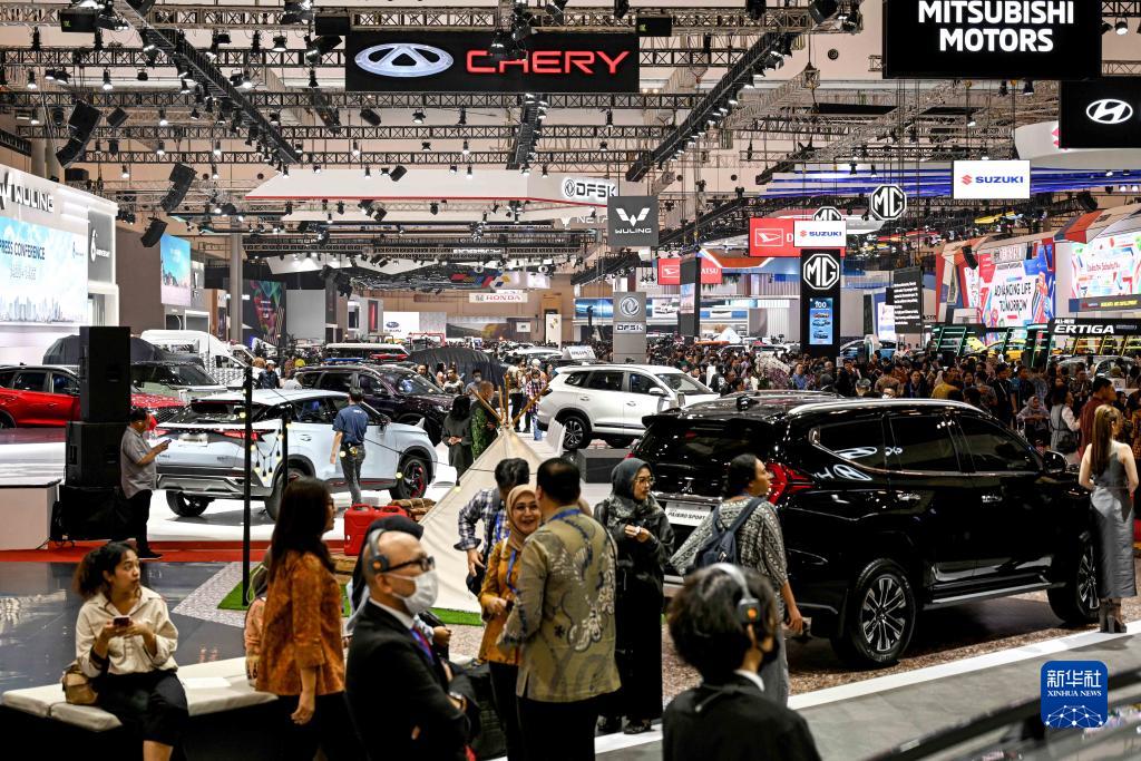 8月10日，在印度尼西亞萬丹省唐格朗的印尼會展中心，人們在2023年印尼國際汽車展上參觀。新華社發(fā)（阿貢攝）