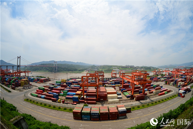 重慶果園港是我國(guó)內(nèi)河最大的鐵公水多式聯(lián)運(yùn)樞紐港，也是西部陸海新通道的重要支點(diǎn)。圖為果園港全貌。人民網(wǎng)記者 苑基榮攝