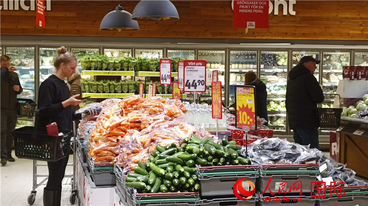 瑞典首都斯德哥爾摩購(gòu)物超市一瞥。人民網(wǎng)記者 殷淼攝