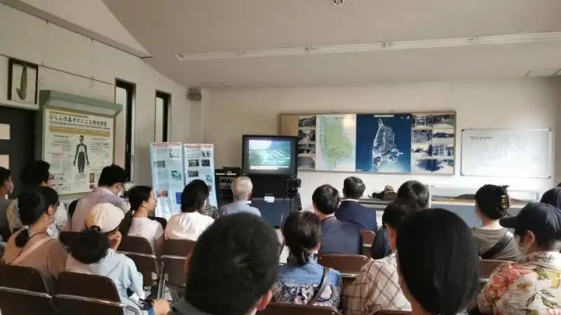 觀看日軍發(fā)動毒氣戰(zhàn)的影像資料。中國駐大阪總領(lǐng)事館供圖