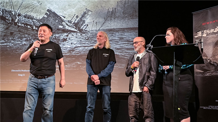 導(dǎo)演方勵(lì)以及團(tuán)隊(duì)成員分享體會(huì)。郭錦標(biāo)攝