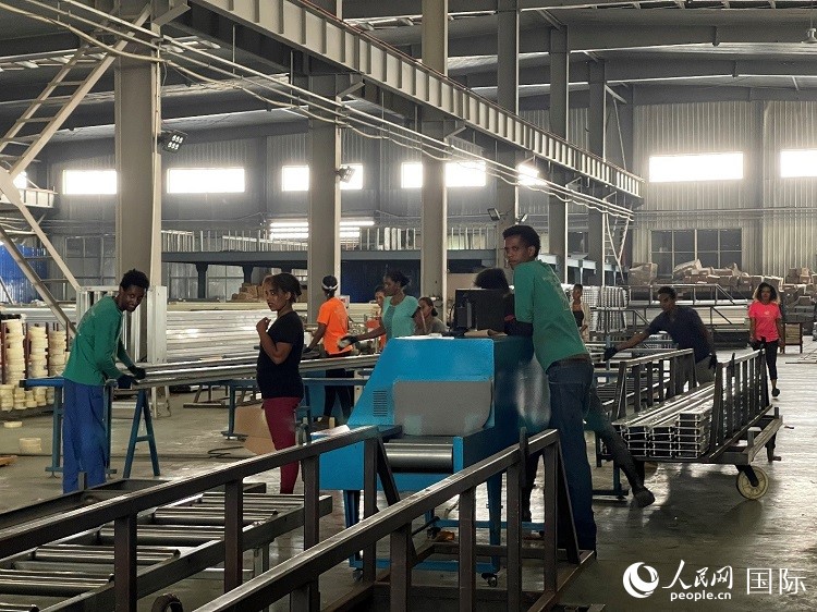 東方工業(yè)園華嘉鋁業(yè)生產(chǎn)車間。人民網(wǎng)記者 趙艷紅攝