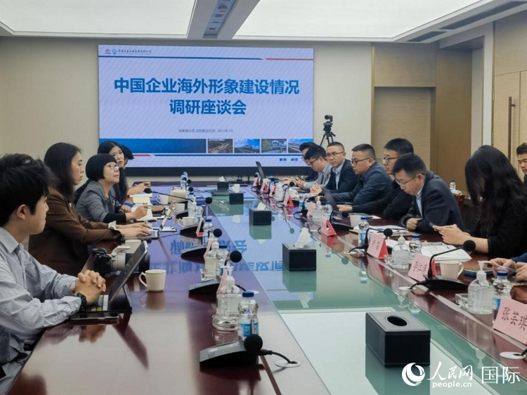 埃塞俄比亞中國商會企業(yè)代表與人民網(wǎng)記者座談。人民網(wǎng)記者 劉寧攝