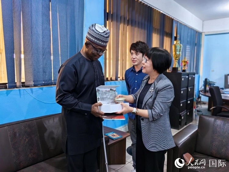 人民網(wǎng)監(jiān)事會主席唐維紅（右一）帶隊訪問尼日利亞通訊社，與該社總裁布克·龐勒（左一）交流。人民網(wǎng)記者 陳星星攝