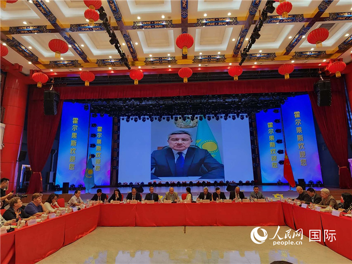 哈外交部駐阿拉木圖副代表拉伊莫夫視頻致辭。人民網(wǎng)記者 李強(qiáng)攝