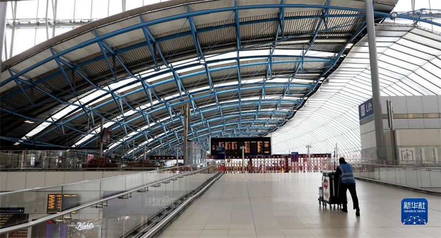 9月1日，一名工作人員在英國倫敦滑鐵盧火車站內(nèi)行走。因在收入、工作條件等方面與鐵路運營企業(yè)存在分歧，英國鐵路員工在9月1日、2日舉行罷工。由于鐵路服務大幅減少，人們出行面臨不便。新華社記者 李穎 攝