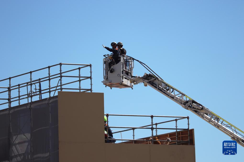 9月1日，在日本神奈川縣相模原市，消防員演練用消防云梯車救下被困高樓的民眾。9月1日是日本防災(zāi)日。當(dāng)天，日本中央政府及多個(gè)都縣市舉行了防災(zāi)演練，以提高大規(guī)模災(zāi)害發(fā)生時(shí)防災(zāi)機(jī)構(gòu)和市民迅速應(yīng)對(duì)的能力。新華社記者 楊光 攝