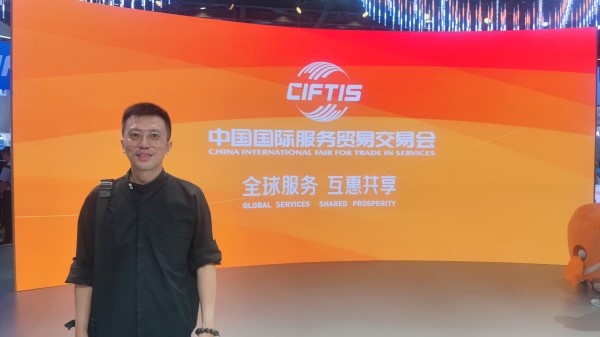 9月2日，梁家僖在國(guó)家會(huì)議中心拍照留念。受訪者供圖