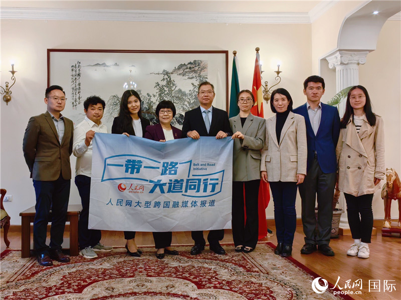 胡長春大使、駐非盟使團(tuán)工作人員與人民網(wǎng)記者合影。