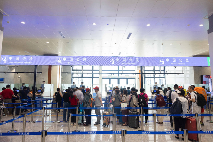 乘坐中老鐵路國際旅客列車的旅客在磨憨邊檢大廳排隊候檢。黃遠(yuǎn)飛 攝