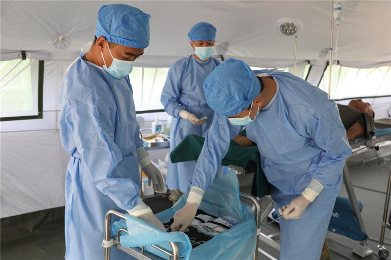 出征前，“純凈家園-2023”多國(guó)聯(lián)合掃雷行動(dòng)中方任務(wù)分隊(duì)醫(yī)療組官兵正在進(jìn)行專業(yè)訓(xùn)練。趙文環(huán)攝