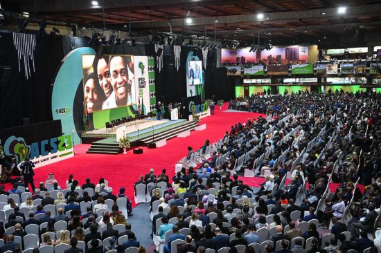 9月4日，在肯尼亞內(nèi)羅畢，與會(huì)代表參加首屆非洲氣候峰會(huì)開(kāi)幕式。新華社記者 韓旭 攝